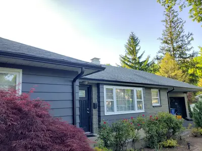 5-inch gutters on colonial home - Need: 400x300px image of 5-inch gutters on traditional colonial style house