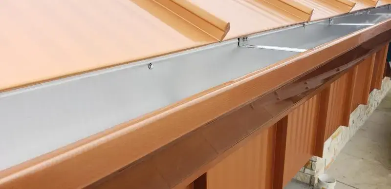 7-inch gutters on commercial building - Need: 600x500px image of 7-inch gutters on large commercial or residential property